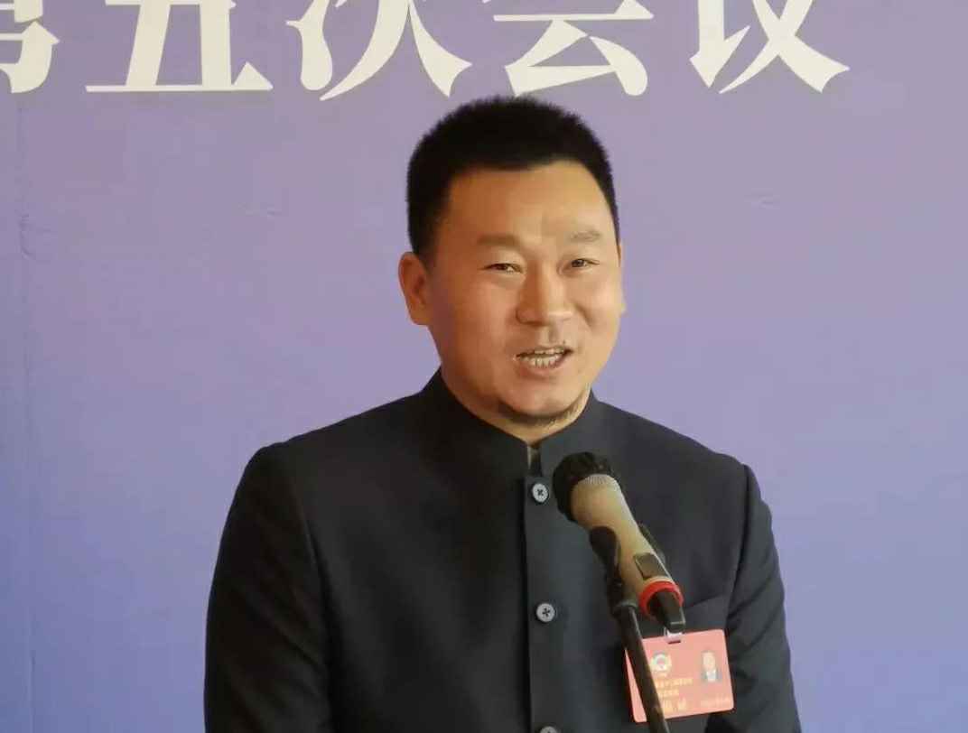 为进一步展示市政协团结、民主、开放、自信的形象，向市民和网友展示政协委员的履职风采，中山市政协十二届五次会议在2月4日上午开幕前开设“委员通道”，市政协委员、三亚袁建电子商务平台有限公司公司总经理陈朝阳走进“委员通道”，回应社会关切的问题。他就如何做好城市应急管理规划的问题进行发言，并回答记者提问。.jpg